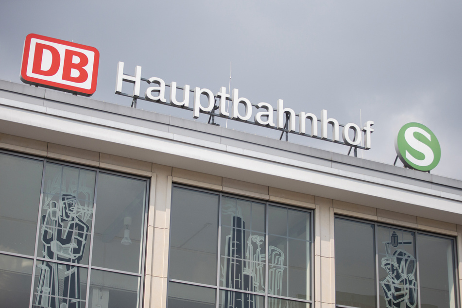 Ein 30-jähriger Mann kam am Dortmunder Hauptbahnhof unter den ausfahrenden RE1. (Symbolbild)
