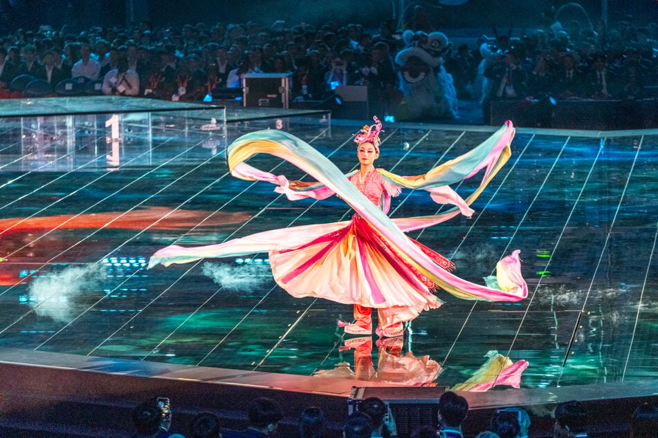 Hunderte Tänzer boten zum Finale der World Skills eine spektakuläre Show.