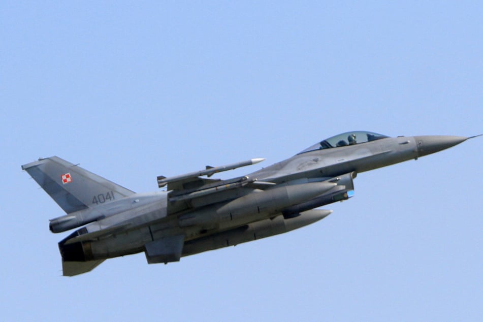 Ein polnischer Kampfjet vom Typ F-16. Immer wieder kommt es zu Zwischenfällen im Zuge russischer Angriffe.