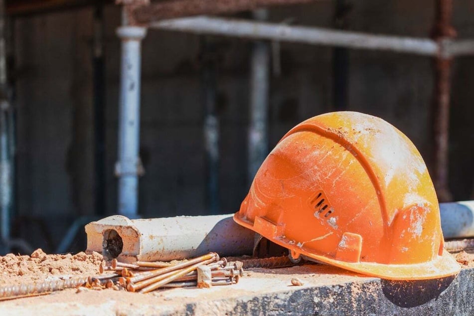 Schamloser Einbrecher kackt auf Baustelle in einen Eimer