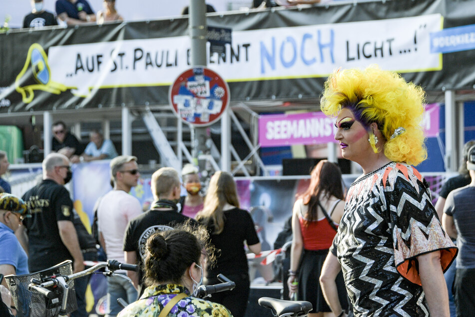 Die Travestie-Künstlerin Olivia Jones nimmt an der Demonstration "Auf St. Pauli brennt noch Licht" auf der Reeperbahn teil.