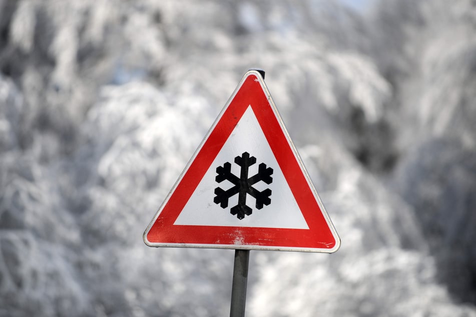 Ab Freitagnachmittag (2. Dezember) zieht laut der Vorhersage von Osten her vor allem im Bergland leichter Schneefall auf.