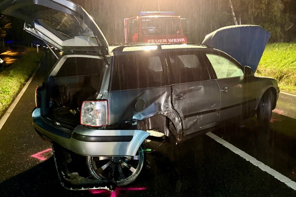 VW gerät ins Schleudern und kracht gegen Felsen und Auto: Vier Verletzte, darunter ein Kind