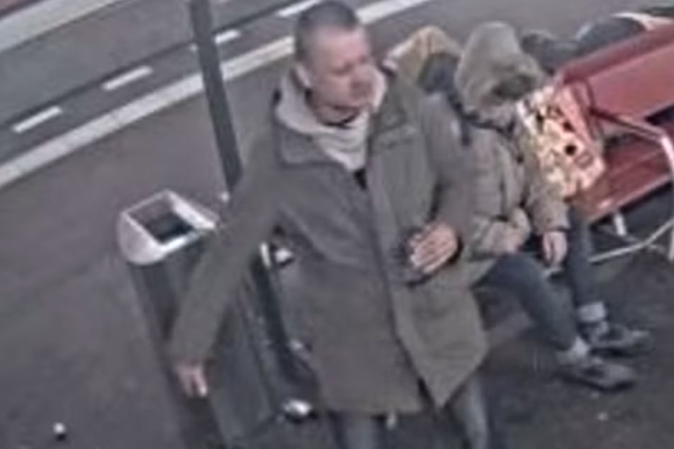 Mit diesem Foto sucht die Berliner Polizei nach einem Mann, der einen schlafenden 29-Jährigen auf dem U-Bahnhof Potsdamer Platz getreten haben soll.