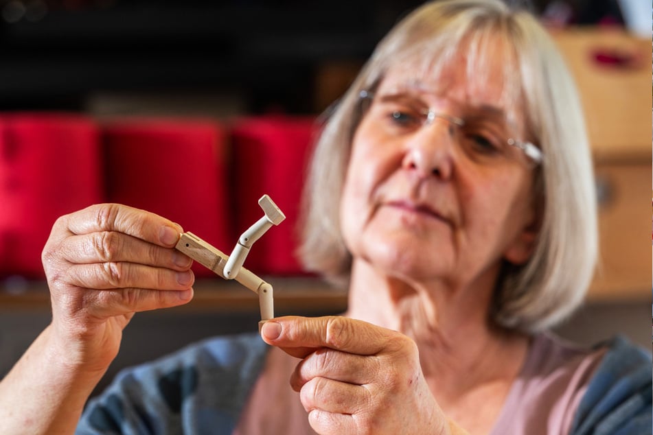 Annedore Krebs (63) fertigt in ihrer Werkstatt bewegliche Holzfiguren.