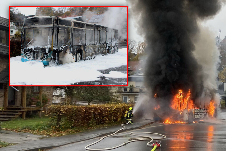 Fahrer bemerkt Rauch, kurz darauf steht Linienbus lichterloh in Flammen!
