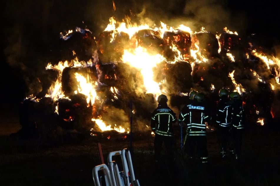 Leipzig: Strohhaufen brennt lichterloh in Leipzig: Feuerwehr kämpft stundenlang gegen Flammen
