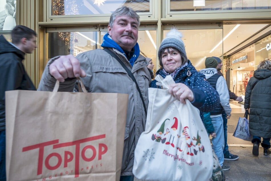 Heiko Günther (56, l.) und Ina Schreiter (55) nutzten den verkaufsoffenen Sonntag für Einkäufe.