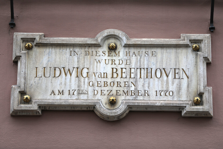 Ein Schild, das auf den Geburtsort des weltberühmten Komponisten hinweist, hängt am Beethoven-Haus in der ehemaligen Bundeshauptstadt.
