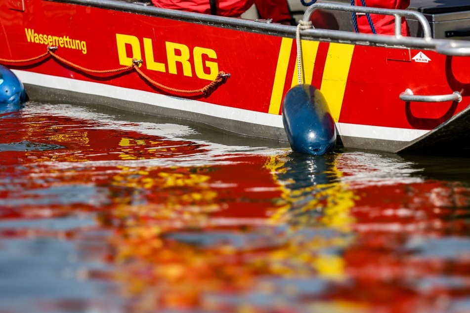 Zu den Hilfeleistungen der DLRG zählen neben Rettungen und Personensuchen auch Erste Hilfe. (Symbolfoto)