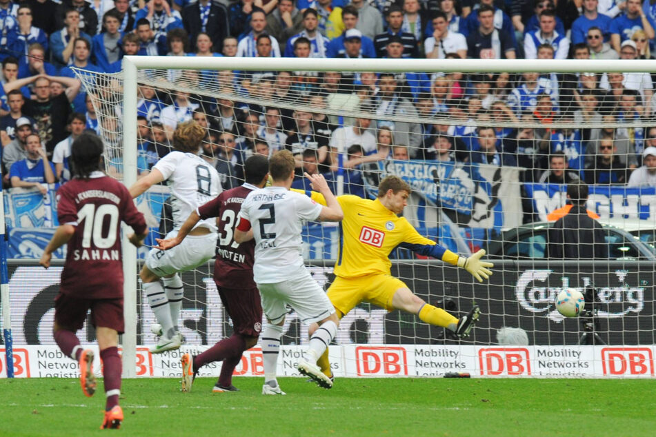 Sein einziges Bundesliga-Tor: Andrew Wooten (31, M.) überwindet Hertha-Keeper Thomas Kraft (32, r.) am 21. April 2012 und trifft zum 2:0 für den 1. FC Kaiserslautern.