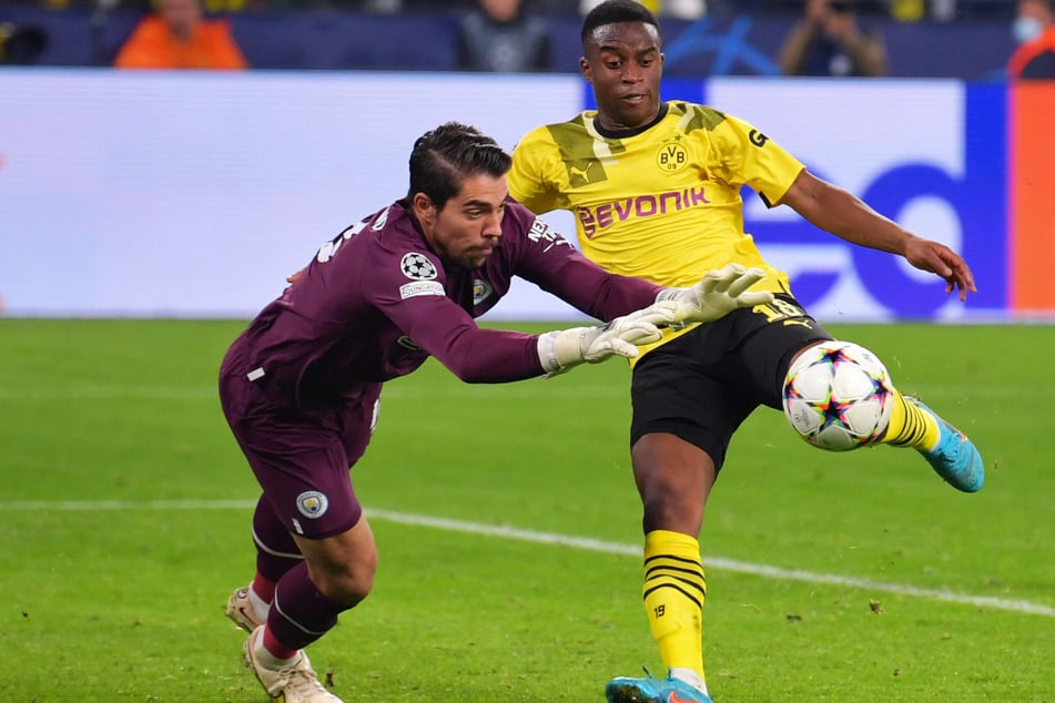 Stefan Ortega Moreno (29, l.) hielt bei seinem Debüt für Manchester City gegen Borussia Dortmund um Youssoufa Moukoko (17) die Null fest.
