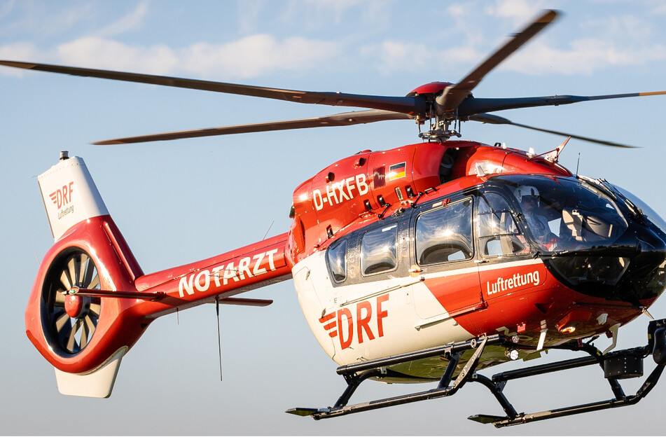 Mit dem Rettungshubschrauber wurde der Landwirt ins Krankenhaus gebracht. (Symbolbild)
