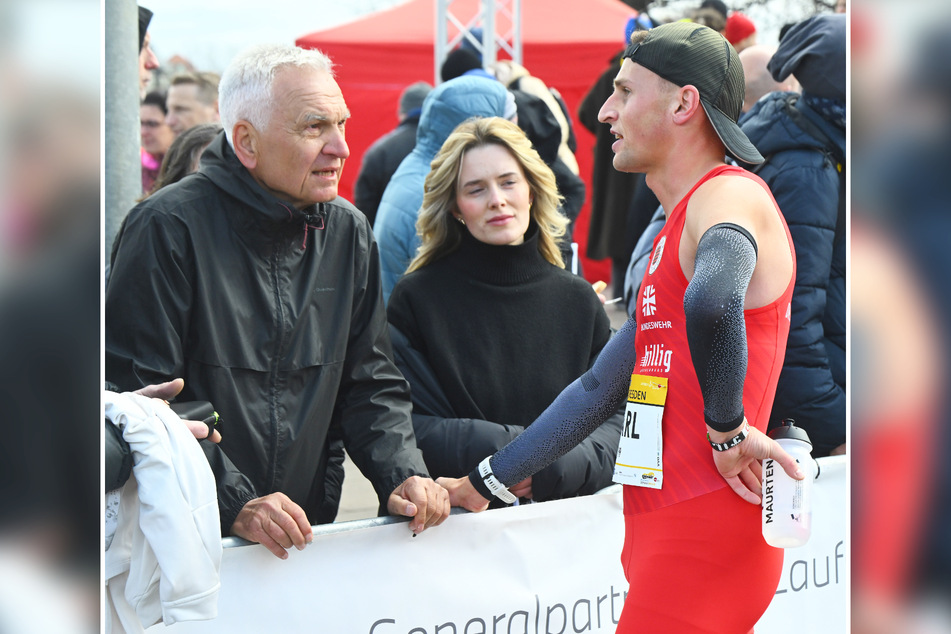 Nach dem Rennen wertet das DSC-Ass mit Coach Dietmar Jarosch (71, l.) die 10 km aus.