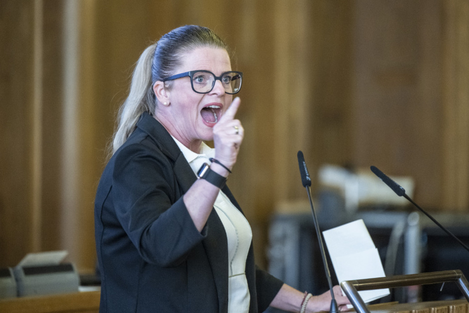 Die-Linke-Fraktions-Chefin Susanne Schaper (47) erklärte ihre kurzfristige Meinungsänderung bei der Erhöhung der Aufsichtsratsmitglieder von 13 auf 15.