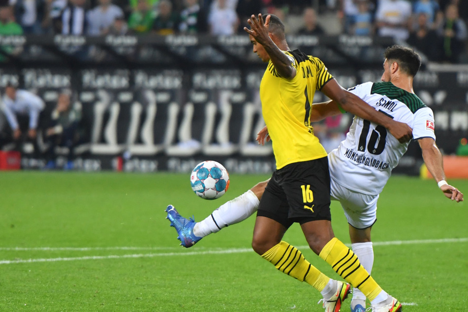 Manuel Akanji (26, links) hier im elegant anzusehenden Zweikampf mit dem Gladbacher Lars Stindl (33).