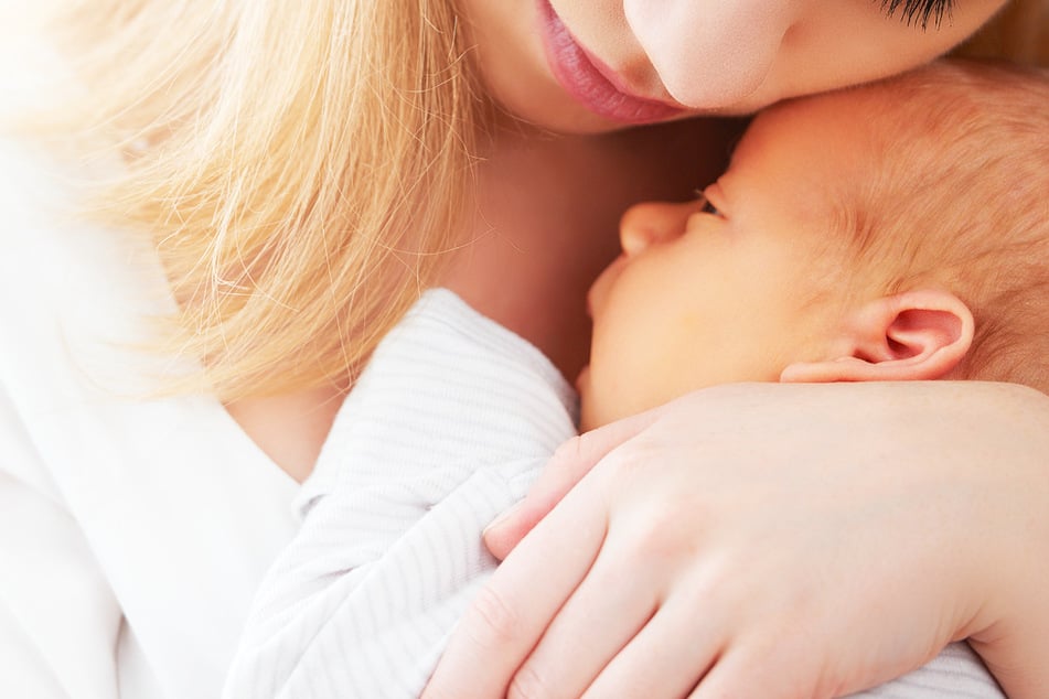 Mutter entdeckt verdächtige schwarze Punkte in der Nase ihres Babys: Die unglaubliche Ursache!