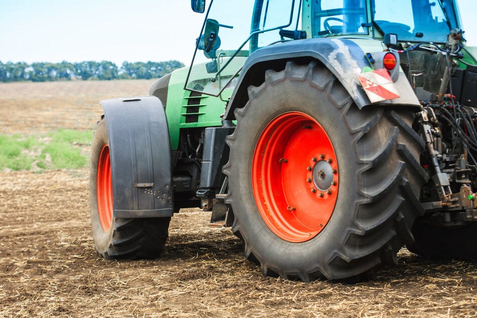 Ein Traktor hat in Wörnitzstein einen Strommast beschädigt. Rund zehn Haushalte waren danach stundenlang ohne Strom. (Symbolbild)