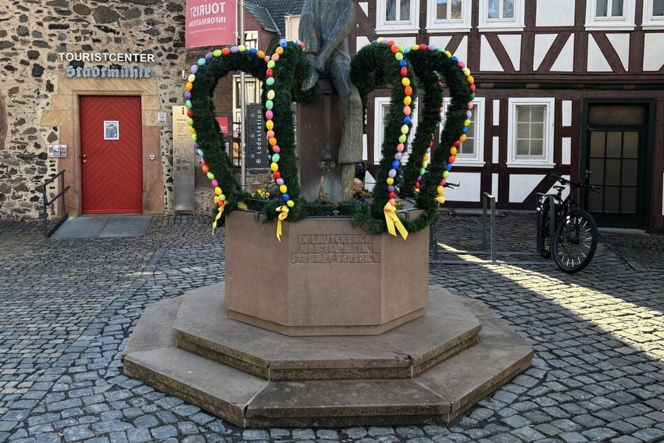 In vielen Regionen werden zu Ostern die Brunnen geschmückt, so wie hier im mittelhessischen Lauterbach.