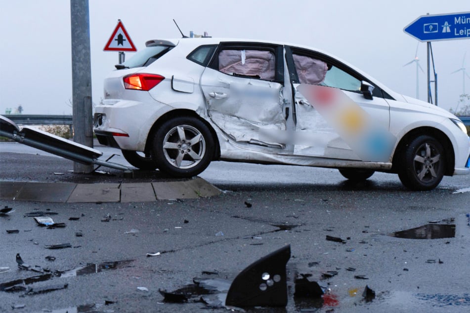 Kleinbus kracht in Seat: A9-Auffahrt nach Unfall auf Bundesstraße gesperrt!