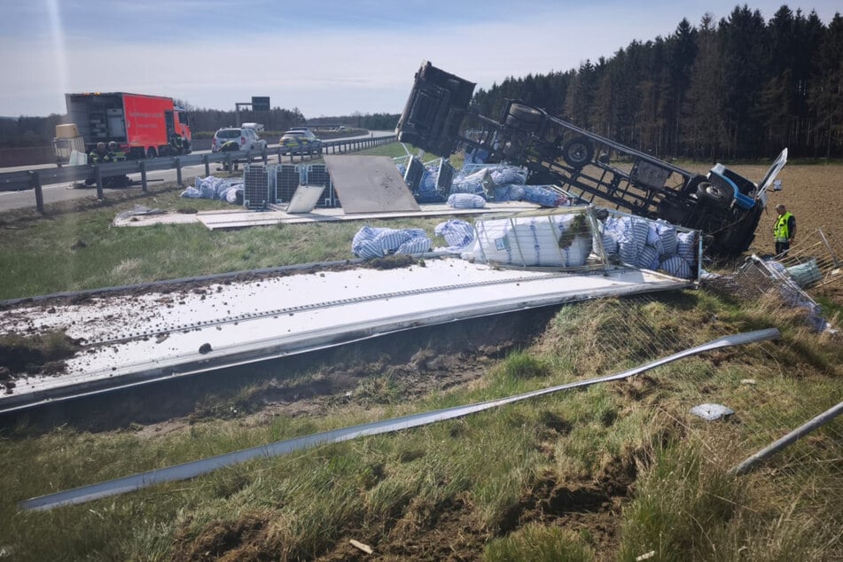 Der mit Bekleidungssäcken beladene Lastwagen kippte um. Es entstand Totalschaden.