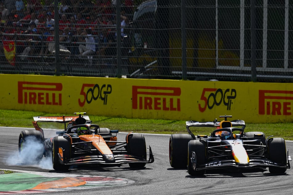 Max Verstappen (r.) im Duell mit Lando Norris. In Italien ließ der Niederländer die McLaren-Piloten hinter sich.