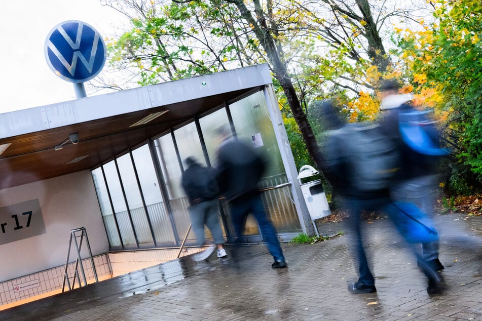 Niedersachsen, Wolfsburg: Mitarbeiter betreten durch das Tor 17 das Volkswagen Stammwerk.