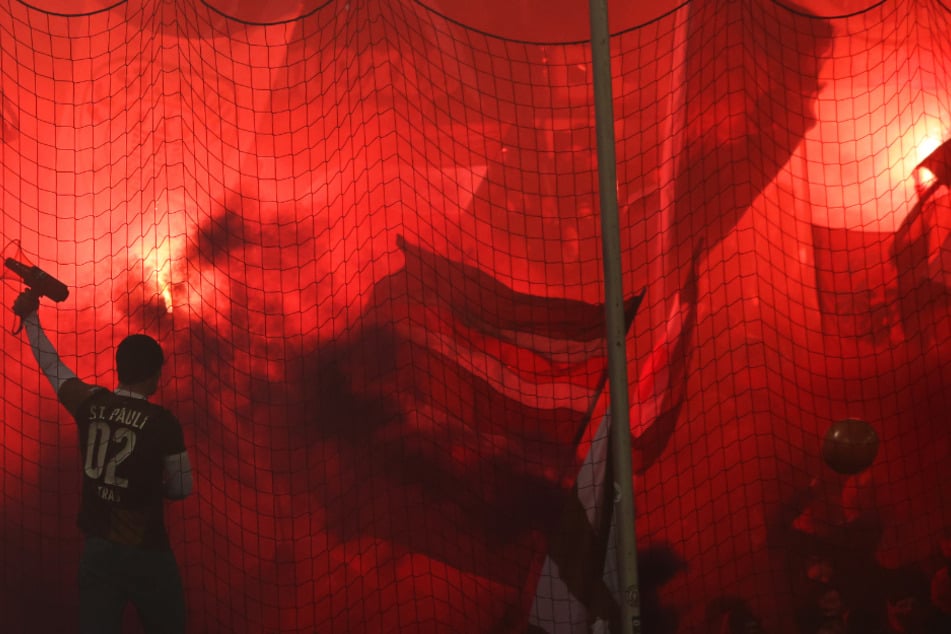 Die Brisanz der Partie lässt sich weder auf dem Rasen, noch auch auf den Rängen leugnen.