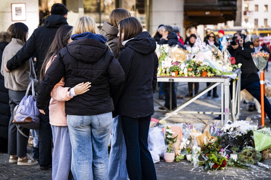 Nur wenige Stunden nach der Bekanntgabe des Unglücks versammelten sich Betroffene vor der zerstörten Bar.