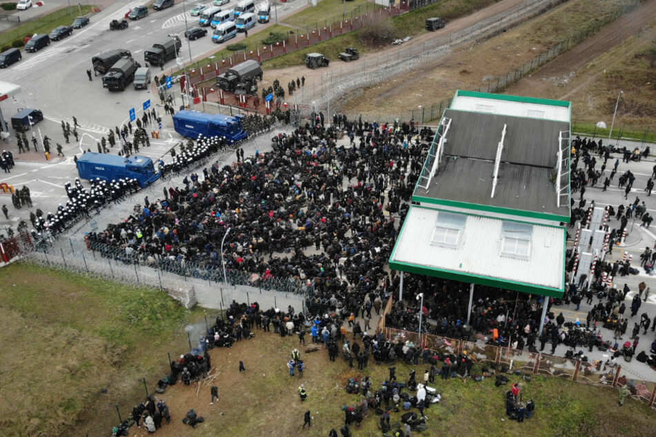 Migranten versammeln sich am Kontrollpunkt Kuznica an der belarussisch-polnischen Grenze.