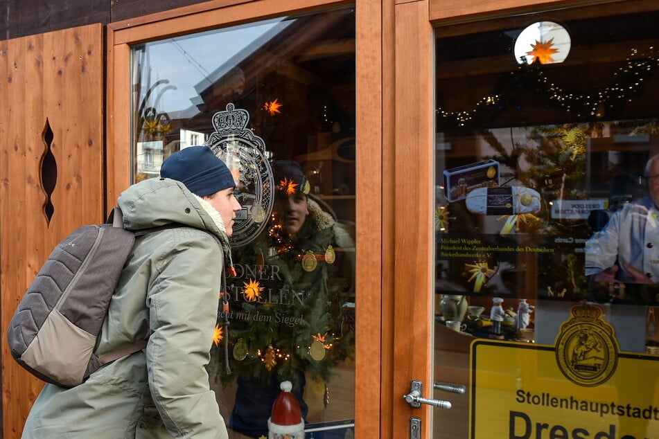 Besucher Paolo Koban (15) lunzt am Altmarkt durch die Glasscheibe.