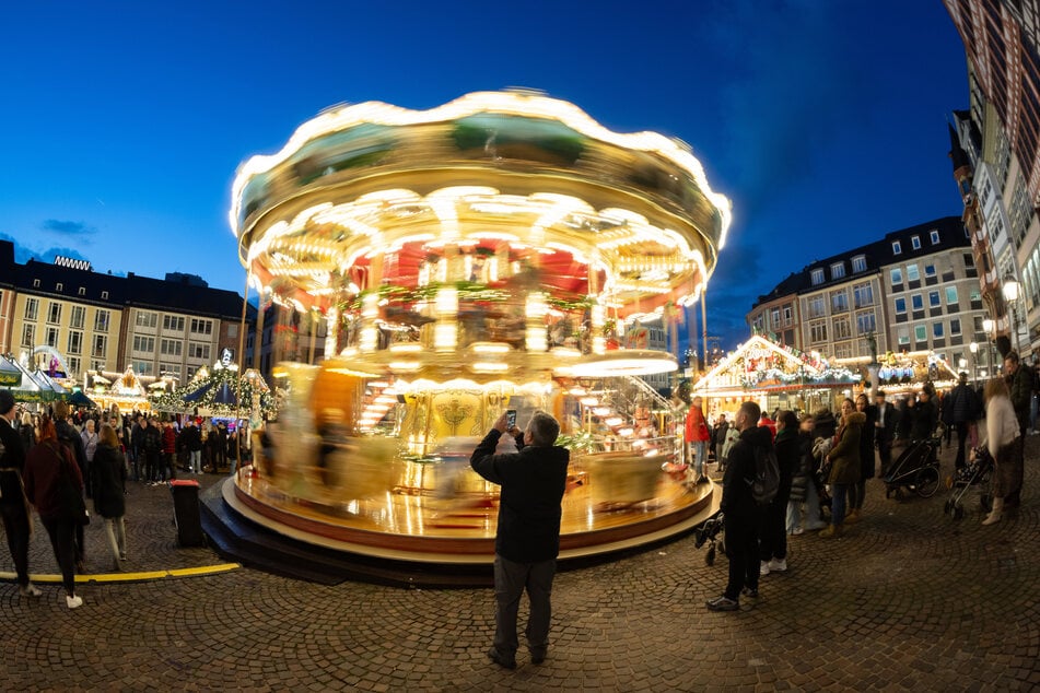 Erst kurz vor der Eröffnung des Frankfurter Weihnachtsmarktes kam es zu dem Rückruf der ursprünglichen Glühweinbecher.