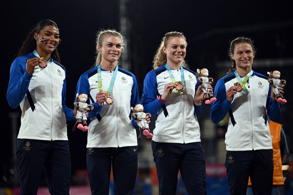 Bei den Commonwealth Games 2022 in Birmingham holte Beth Dobbin (2.v.r.) mit der britischen Staffel die Bronzemedaille über 400 Meter.