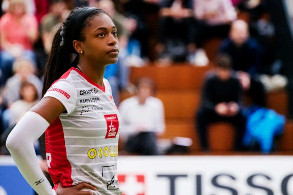 Naya Crittenden im Trikot des Schweizer Vereins Franches-Montagnes, für den sie 2019/20 spielte.
