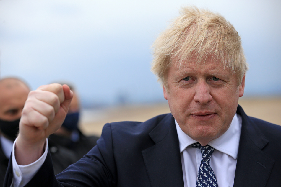 Boris Johnson (56, r), Premierminister von Großbritannien.