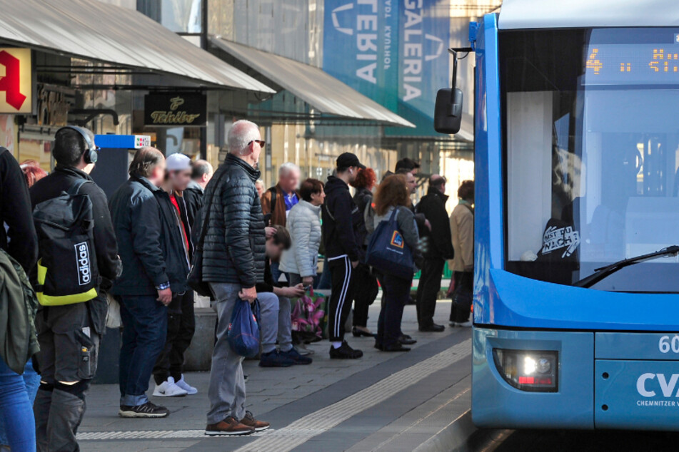 Busse und Bahnen sind viel zu voll: CVAG-Kunden schimpfen über ausgedünnte Taktung