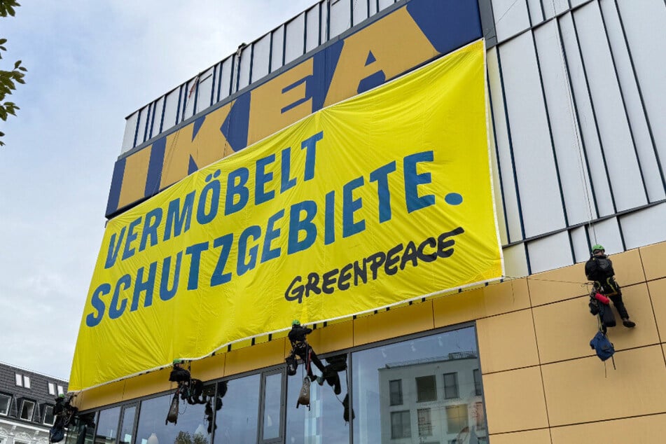 Polizeieinsatz bei Ikea! Aktivisten seilen sich von Dach ab