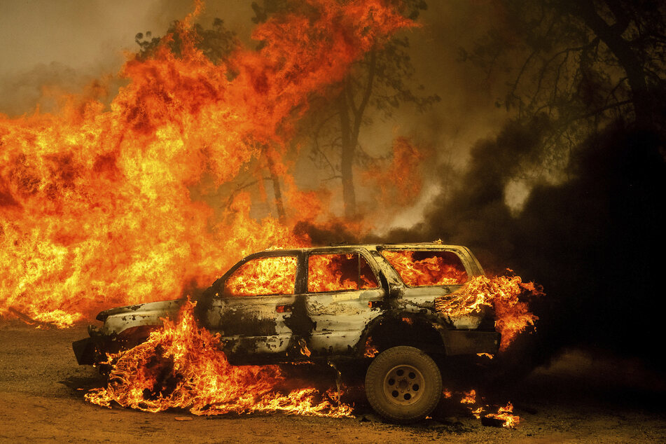 Von einem brennenden Auto ausgehend, schlugen die Flammen innerhalb kurzer Zeit auf ein riesiges Gebiet über.