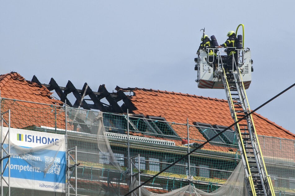 Im Osten der Messestadt ist es am Dienstag zum Brand eines Dachstuhls gekommen.