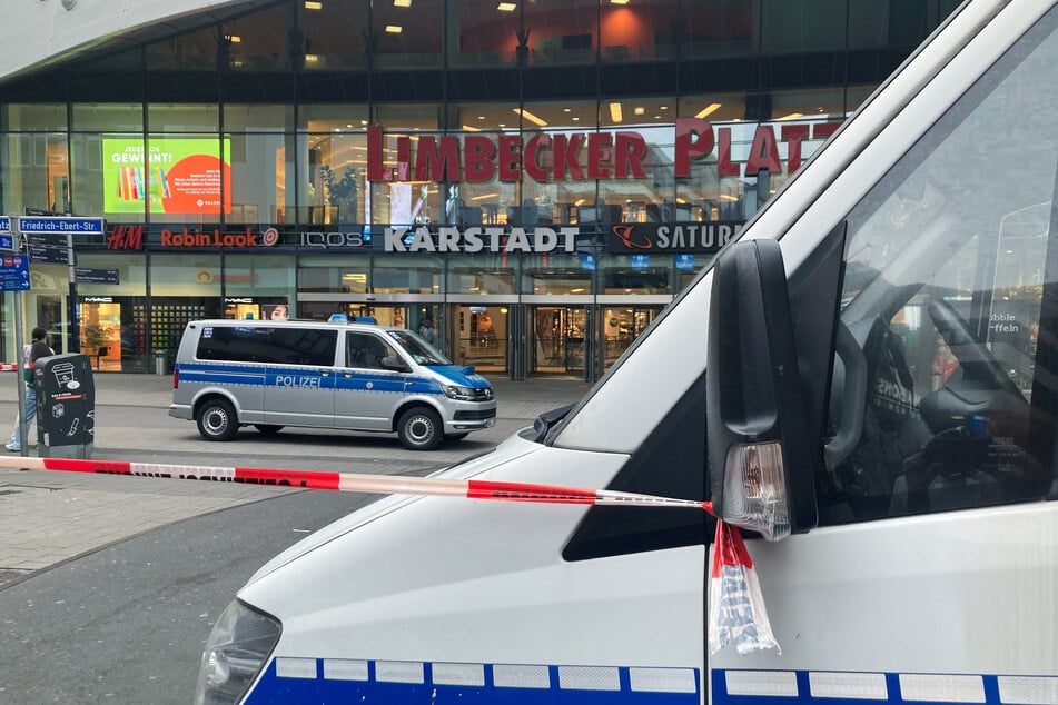 Das Einkaufszentrum Limbecker Platz in Essen musste von der Polizei nach einer entsprechenden Bombendrohung abgeriegelt werden.