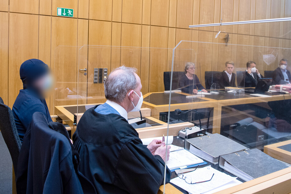 Für den dreifachen schweren sexuellen Missbrauch eines Kindes hat das Landgericht Münster am Freitag einen Mann (45) aus Berlin zu einer Haftstrafe von fünf Jahren und drei Monaten verurteilt.