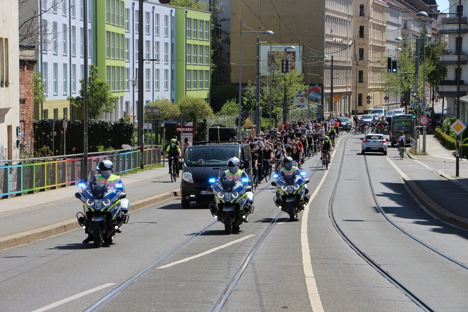 Motorräder und Fahrräder der Polizei begleiten die Radtour.