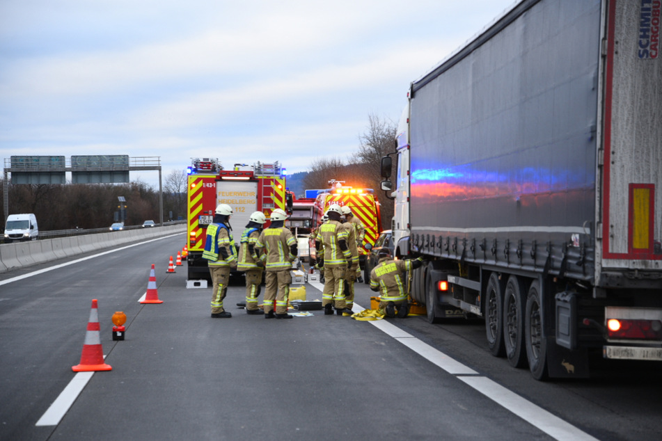 Einsatzkräfte der Feuerwehr am Dienstag am Unfall-Lastwagen.