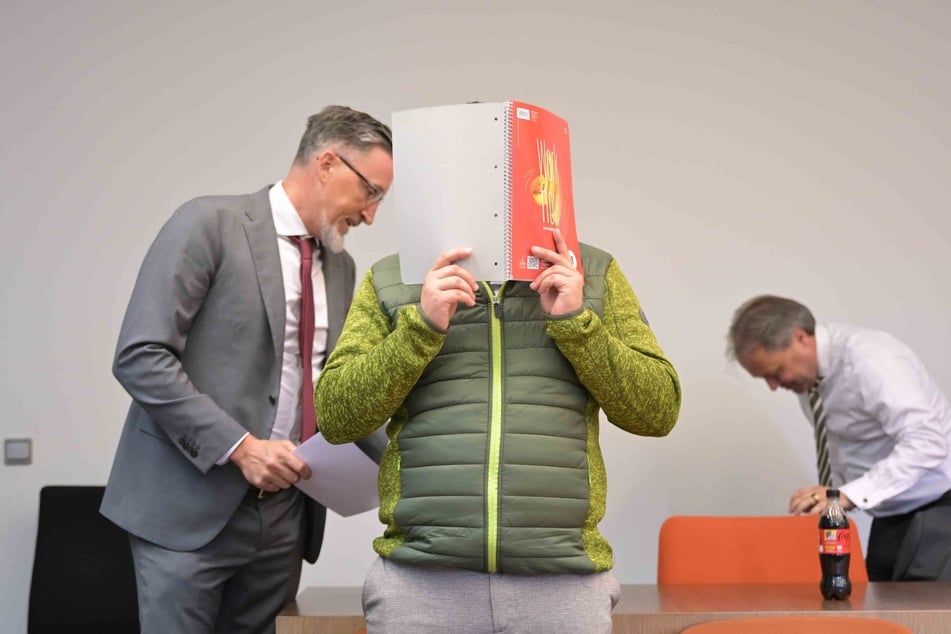Der Angeklagte (28) bestreitet die Vorwürfe gegen sich.