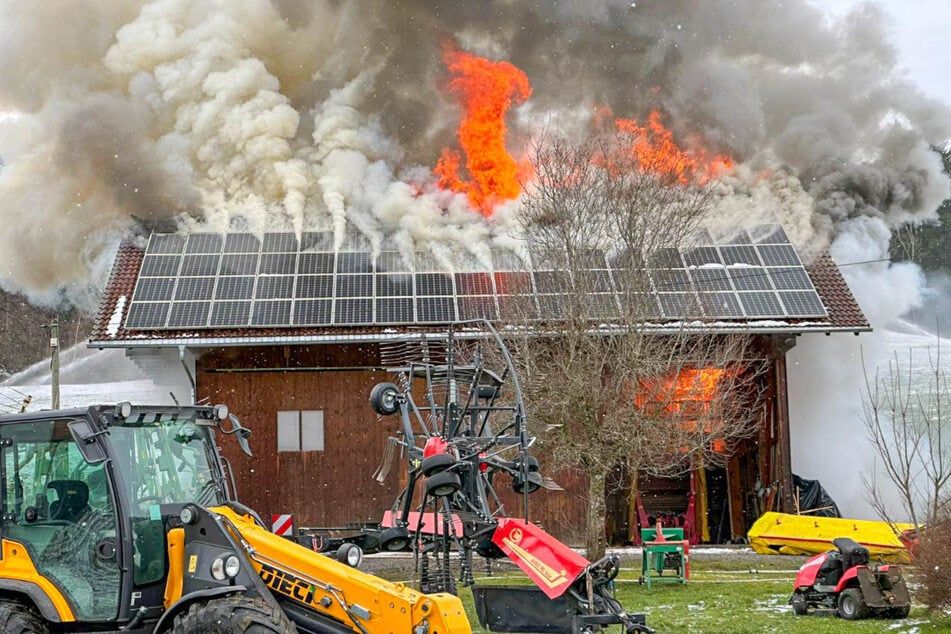 Der Brand der Lagerhalle bei Waltenhofen verursachte eine enorme Rauchsäule.