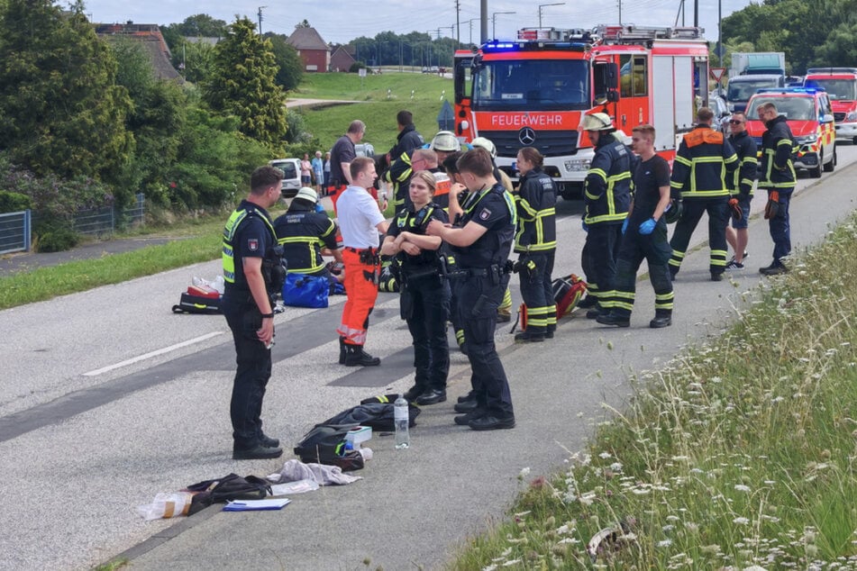 Heftiger Crash zwischen Fahrrad und Motorrad: Eine Person in Lebensgefahr
