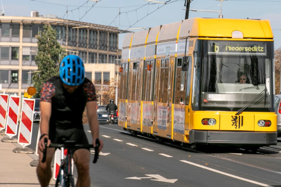 Die Bahn kommt! Wer lieber Rad fahren will, kann das natürlich auch.
