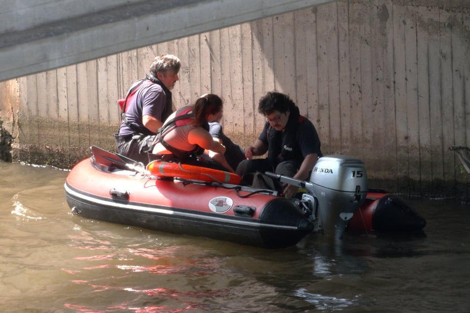 Mit einem Schlauchboot konnten die Helfer den abgestürzten Fahrradfahrer aus dem Fluss bergen und versorgen.
