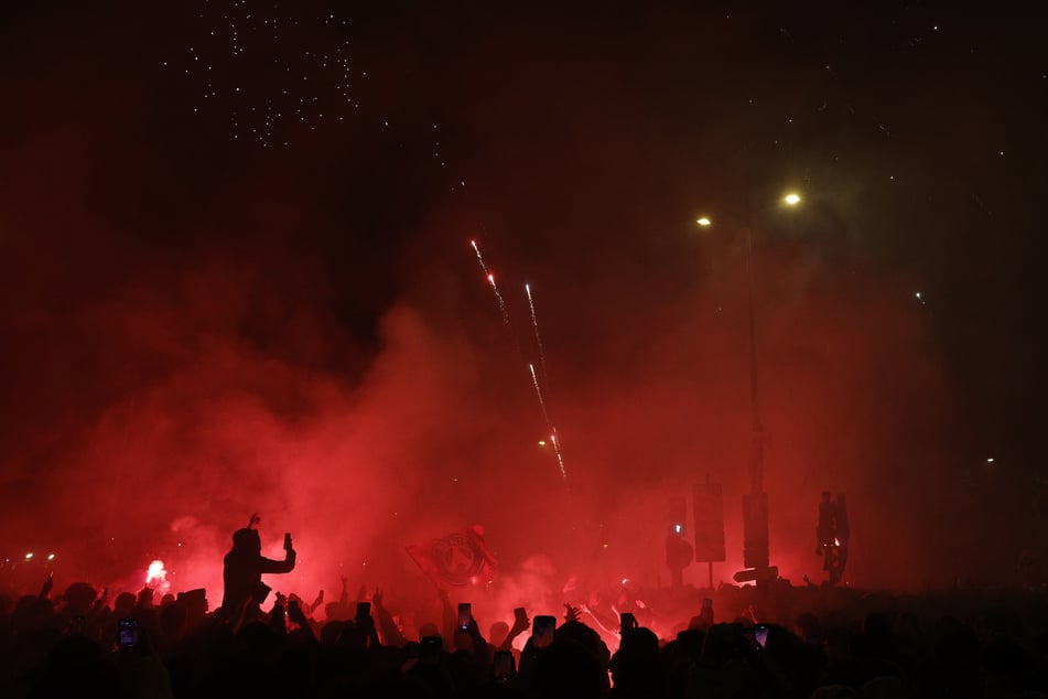 Pyro wurde abgefackelt, die Straßen rund um das Stadion komplett blockiert.