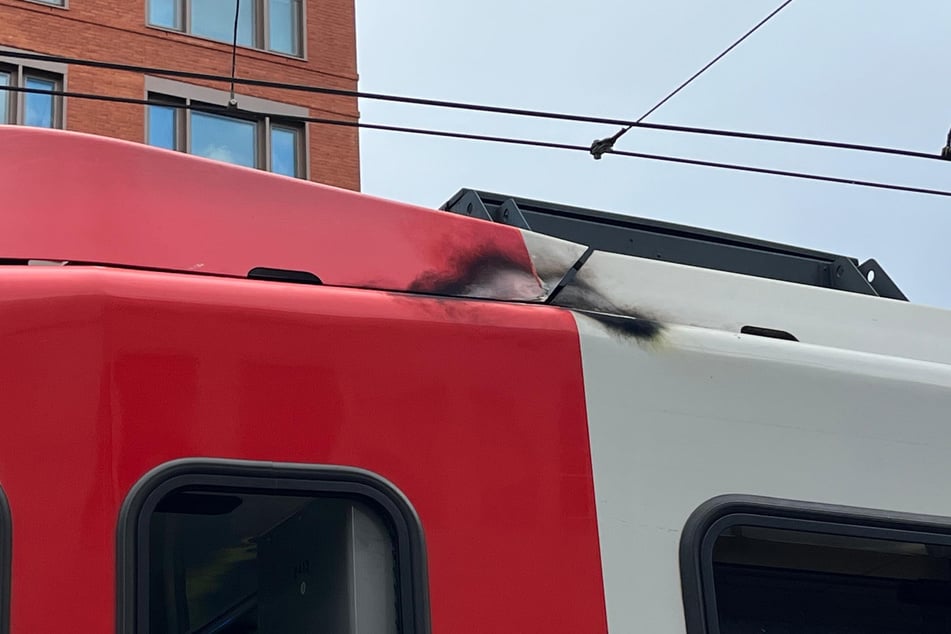 Durch die heruntergefallene Oberleitung entstand an einer KVB-Bahn ein Brandschaden.